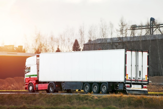 Vervoervoertuig dat door een landelijke omgeving rijdt