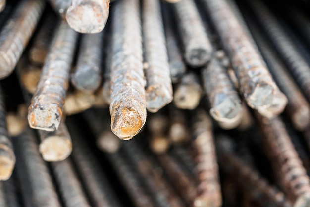 Vervormde stalen staven voor het versterken van beton, metalen textuur close-up