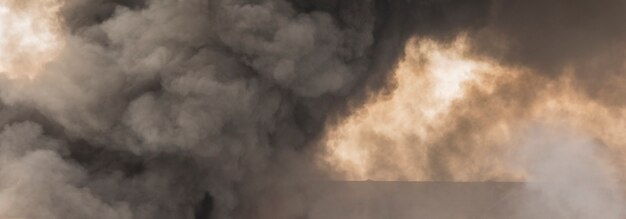 Vervuilende en dikke rook van een grote brand