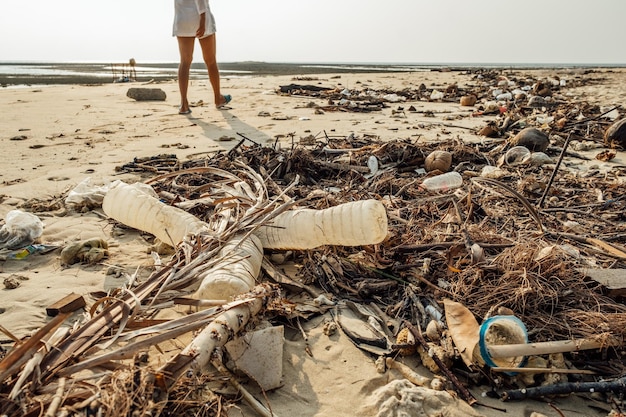 Vervuiling en vuilnis op het strand in Thailand