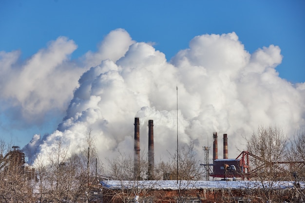 Vervuiling van de atmosfeer door fabriek. uitlaatgassen. milieuramp. slecht milieu in de stad. rook en smog. schadelijke emissies naar het milieu