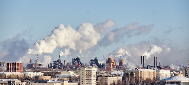 Vervuiling van de atmosfeer door fabriek. Uitlaatgassen. Milieuramp. Slecht milieu in de stad. Rook en smog. Schadelijke emissies naar het milieu