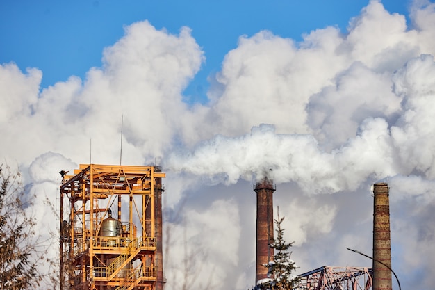 Vervuiling van de atmosfeer door fabriek. uitlaatgassen. milieuramp. slechte omgeving in de stad. rook en smog. schadelijke emissies in het milieu