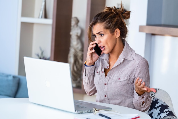 Verward boze klant belt supportservice op kantoor verontwaardigde jonge vrouwelijke werknemer die aan de telefoon praat ik wil geen excuses horen