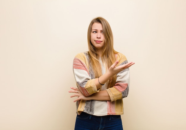 verward en geen idee hebben, zich afvragen over een twijfelachtige verklaring of gedachte