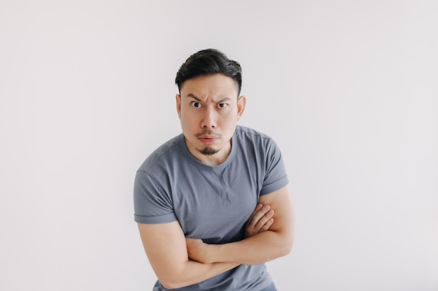 Verward gezicht van Aziatische man in blauw T-shirt staat geïsoleerd op wit