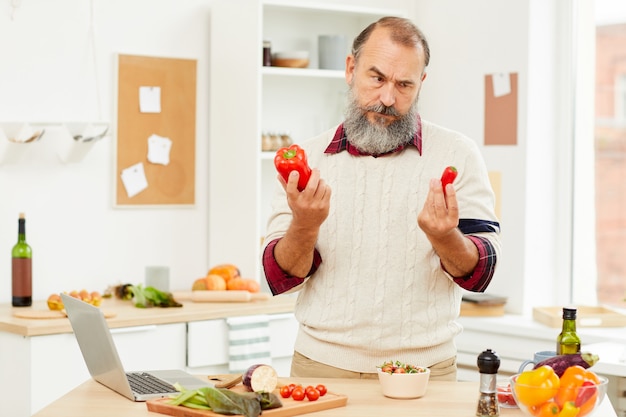 Verwarde Senior Man koken