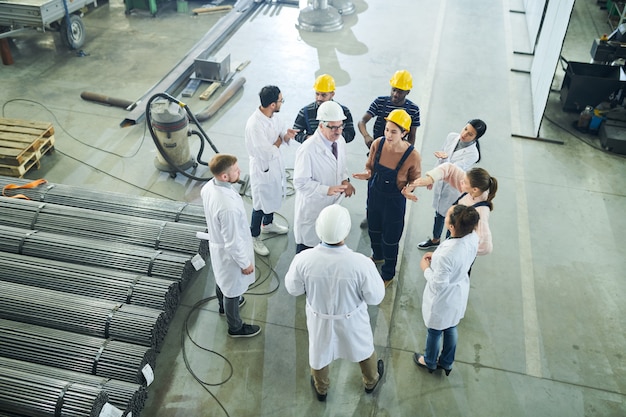 Foto verwarmde discussie in de fabriek