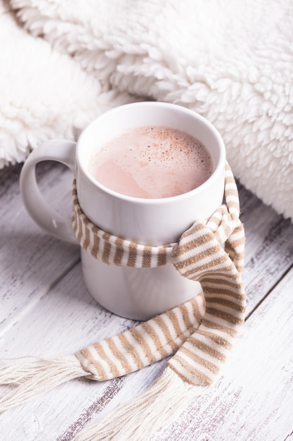 Verwarmend drankje - kopje cacao met melk op tafel