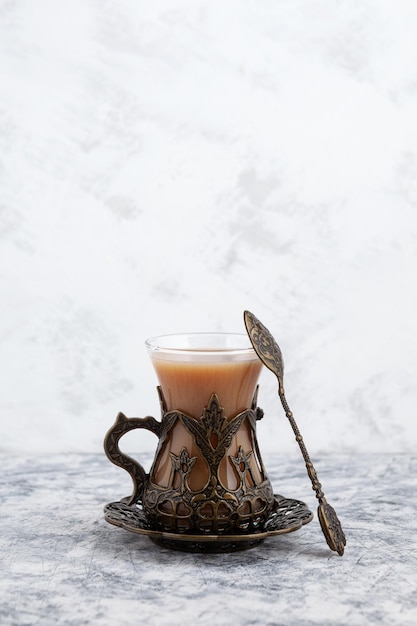 Verwarmende aromatische thee met toevoeging van melk, een verscheidenheid aan kruiden en specerijen Selectieve focus