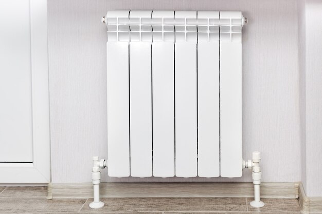 Verwarming witte radiator radiator in woonkamer.