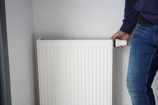 Verwarmingsradiator onder raam in de kamer