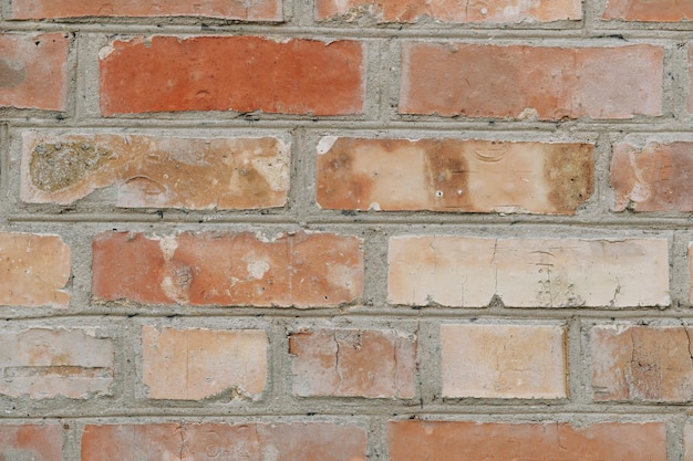 Verweerde gebeitst oude bakstenen muur achtergrond close-up