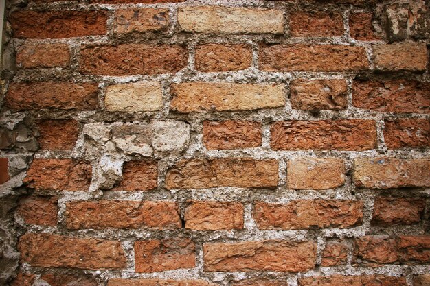 Verweerde historische oude rode bakstenen muur textuur Uitstekende achtergrond