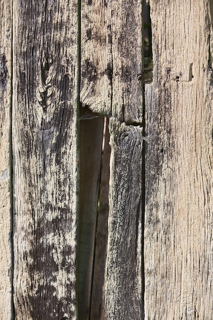 Verweerde houten planken, buitenkant van beschadigde hut