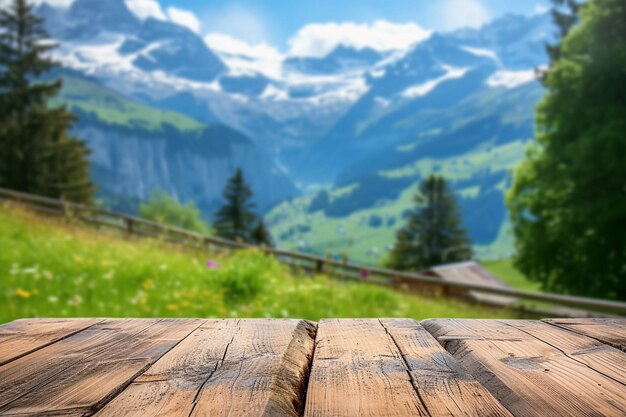 Foto verweerde houten producttafel met zwitserse bergen op de achtergrond