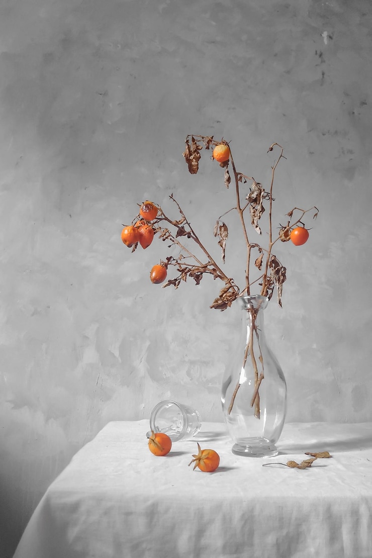 Foto verwelkte plant in een vaas op tafel tegen de muur