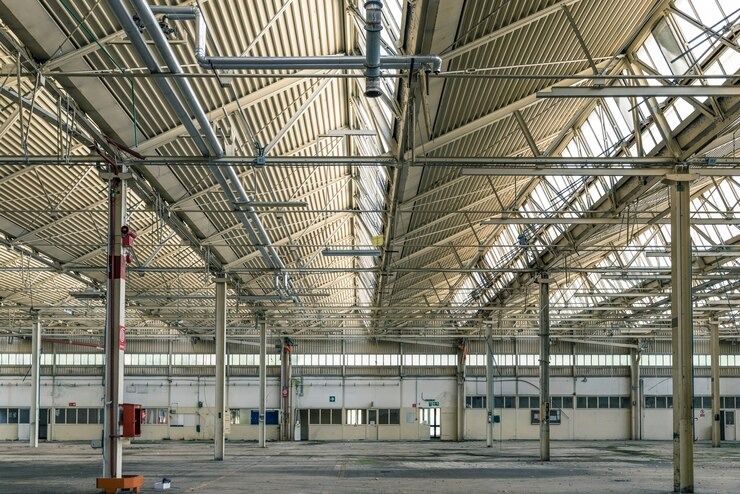 Verwende en verwoeste industriële hal