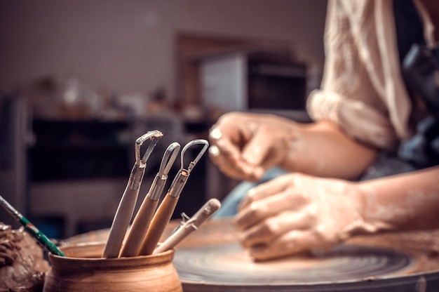 Verwerking van aardewerk en schalen maken, verwerken