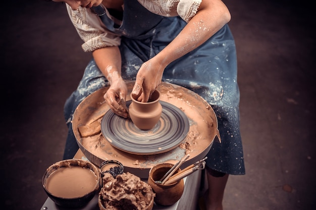 Verwerking van aardewerk en schalen maken, verwerken