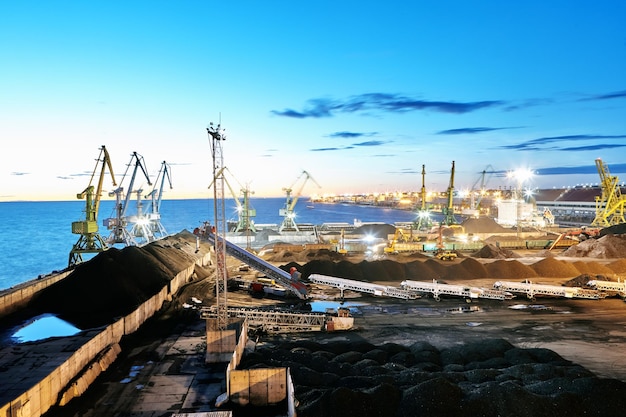 Verwerking van droge lading's nachts in zee-bulkterminals