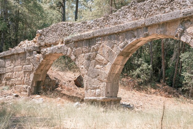 Verwoeste constructie van het oude aquaductgebouw verken de oude opgravingen van de ruïnes van de oude Lycische stad Phaselis in Turkije in de zomer natuur in de bergen buiten