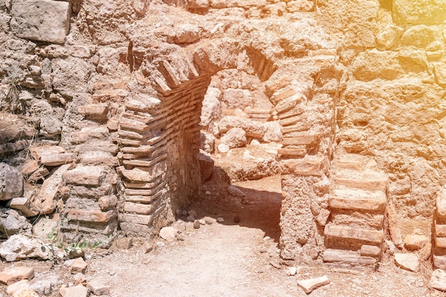 Verwoeste constructie van het oude deuropeningsgebouw verken de oude opgravingen van de ruïnes van de oude Lycische stad Phaselis in Turkije in de zomer natuur in de bergen buiten flare