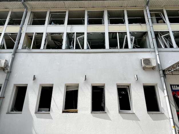 verwoeste gebouwen gebroken ramen in de Nova Poshta-tak gebroken glas op de vloer