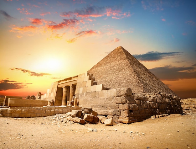 Verwoeste piramide van cheops in caïro, egypte