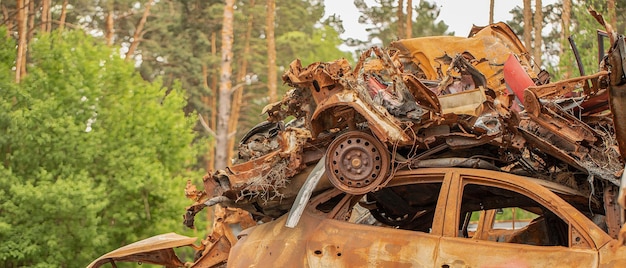 Verwoeste straten Bewijs van Russische militaire vernietiging van civiele voertuigen in Oekraïne
