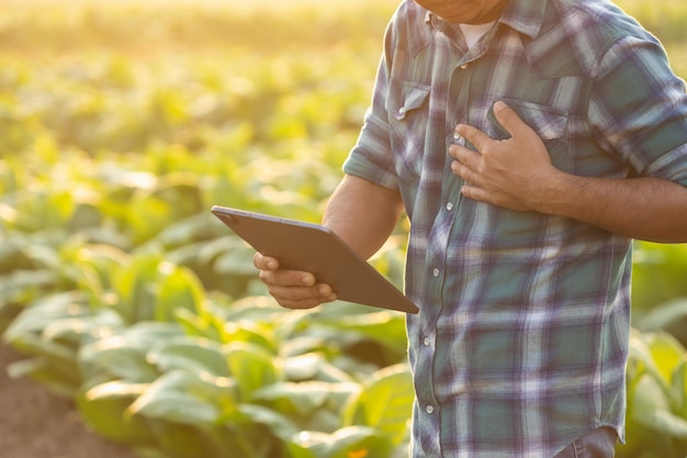 Verwondingen of ziektes die boeren kunnen overkomen tijdens het werk De mens gebruikt zijn hand om de linkerborst te bedekken vanwege pijn of een ziek gevoel