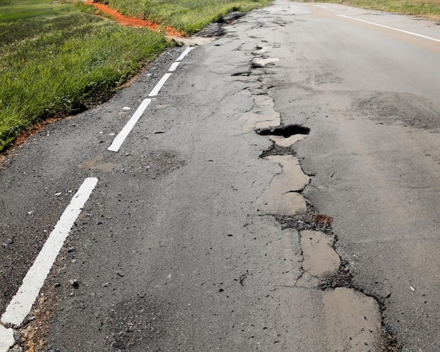 写真 甌穴のある非常に質の悪い道路