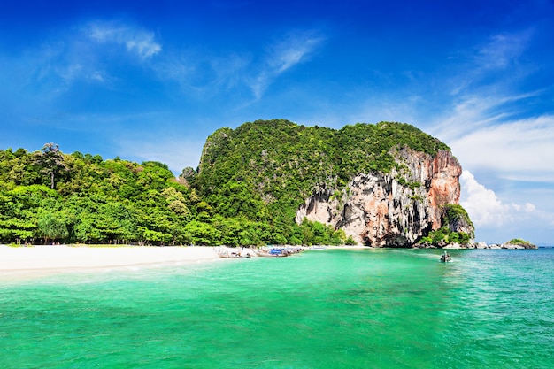 Photo very beautiful beach with clear water, thailand
