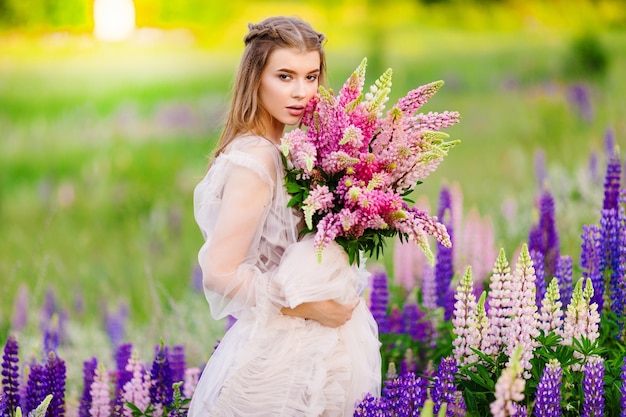 очень красивая девушка с яркими цветами на цветочном поле Яркое цветочное поле с разноцветными цветами