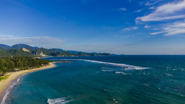 매우 아름다운 Lampuuk 해변은 Aceh Besar 지구 Aceh 지방의 관광지입니다.
