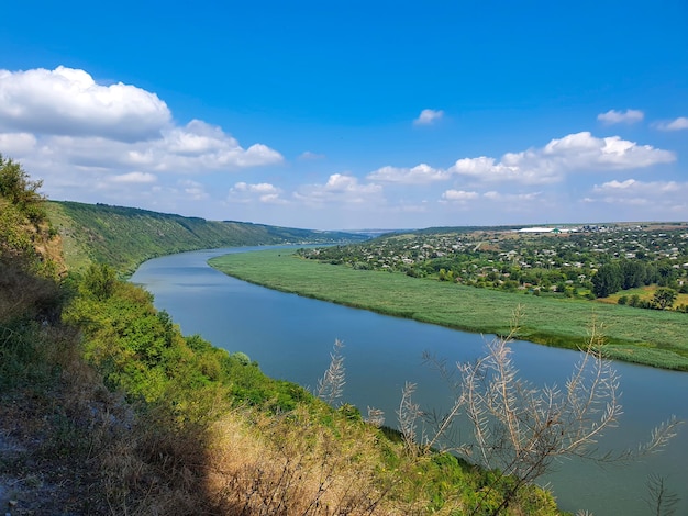 Очень красивая панорама длинной реки