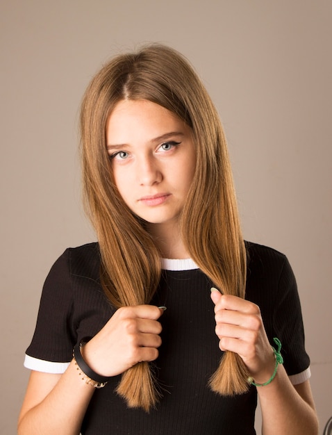 Una ragazza molto bella con lunghi capelli biondi. sguardo profondo e penetrante. concetto-passione, bellezza fatale, ossessione