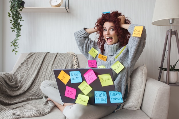 Photo very busy lady.overworked woman with many tasks to do. female have a lot to do. business woman stressed.