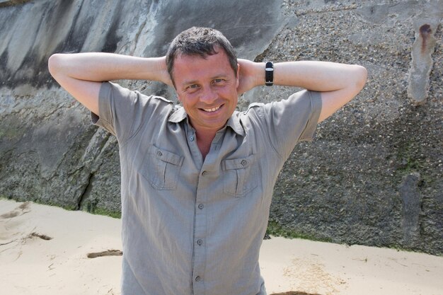 Photo a very charming man at the beach