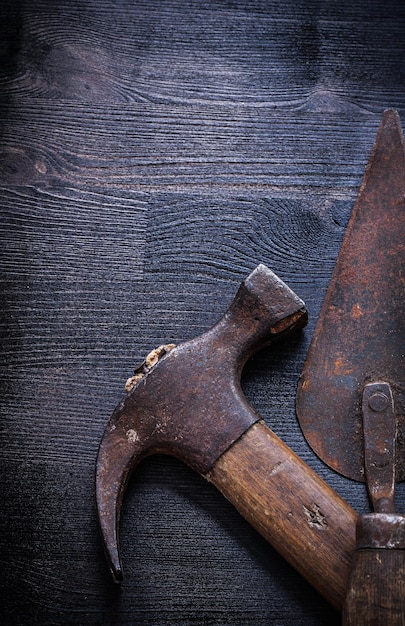 Very close up old rusted hammer and spattle.