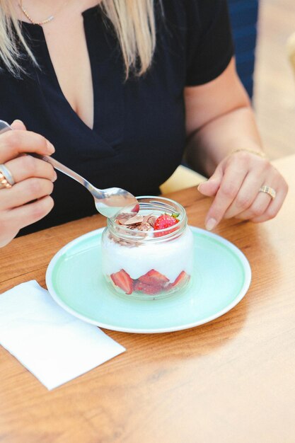 항아리에 담긴 아주 맛있는 디저트와 항아리에 담긴 케이크