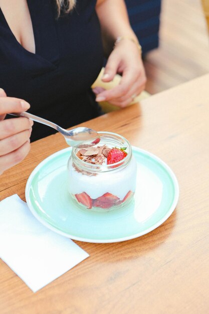 항아리에 담긴 아주 맛있는 디저트와 항아리에 담긴 케이크