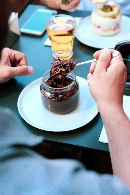 항아리에 담긴 아주 맛있는 디저트와 항아리에 담긴 케이크