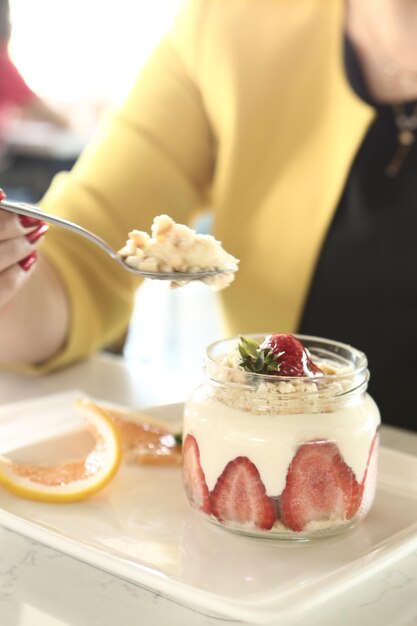 항아리에 담긴 아주 맛있는 디저트와 항아리에 담긴 케이크