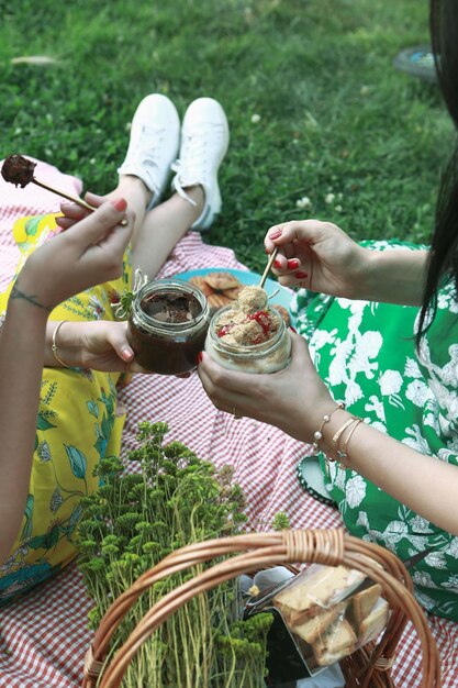 항아리에 담긴 아주 맛있는 디저트와 항아리에 담긴 케이크