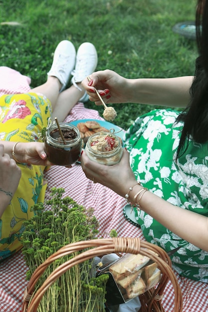 항아리에 담긴 아주 맛있는 디저트와 항아리에 담긴 케이크