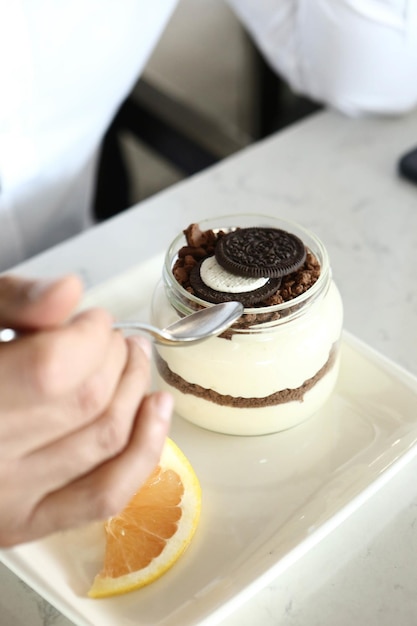 항아리에 담긴 아주 맛있는 디저트와 항아리에 담긴 케이크