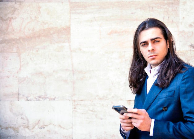 Giovane manager molto elegante con smartphone