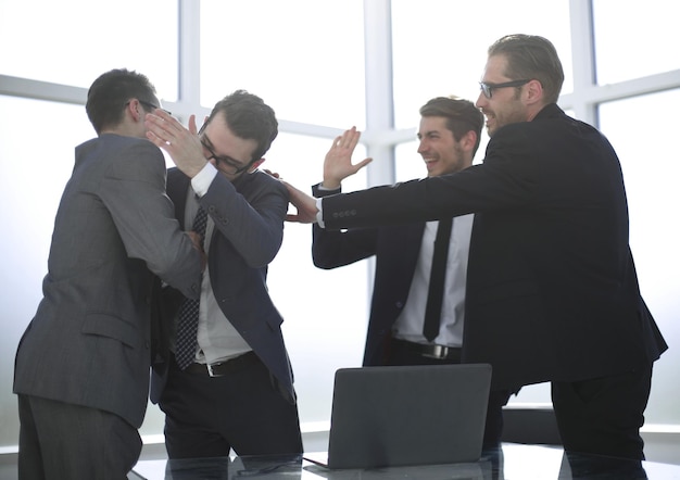 Foto colleghi di lavoro molto felici in piedi nell'ufficioconcetto di successo