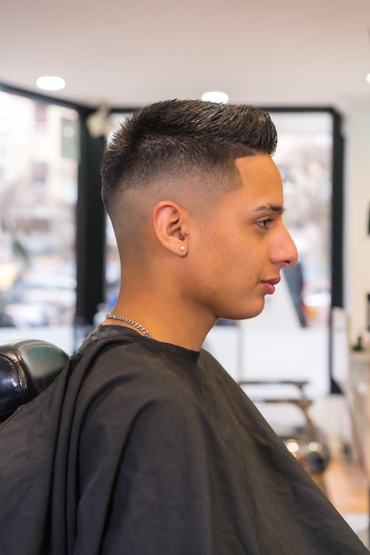 Photo very happy client gets the precious cut in the hairdresser